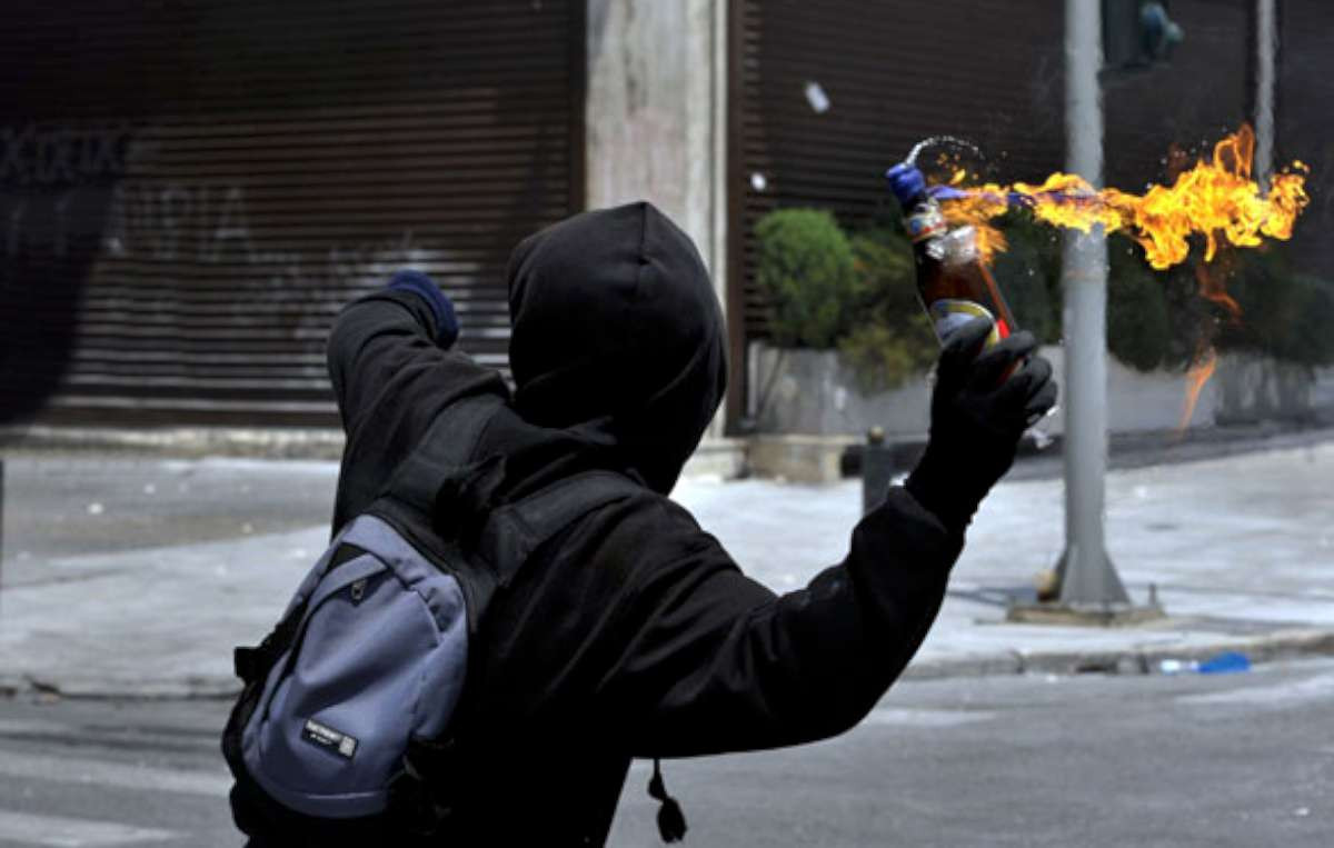 Ακόμη μία νύχτα με μολότοφ στα Εξάρχεια